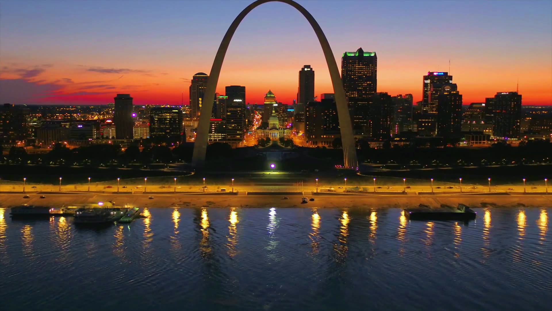 The Gateway Arch in St. Louis at dusk